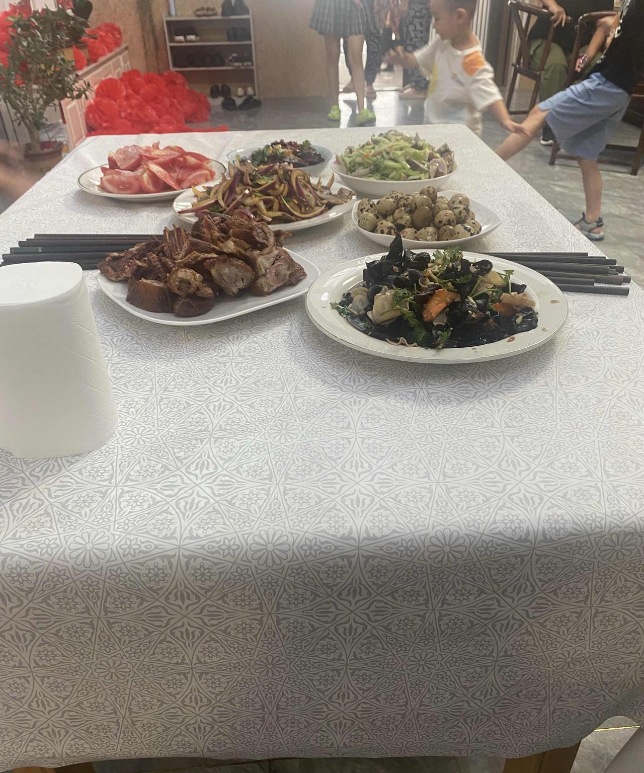 人一旦不知足，真的是让人寒心。老公发小的儿子结婚，昨天我去帮忙，家里有喜事，事