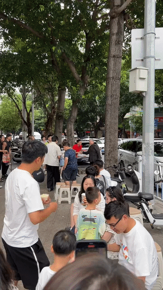有网友在汕头街头偶遇香港著名演员、导演、动作指导:洪金宝。洪金宝老师虽然已经是