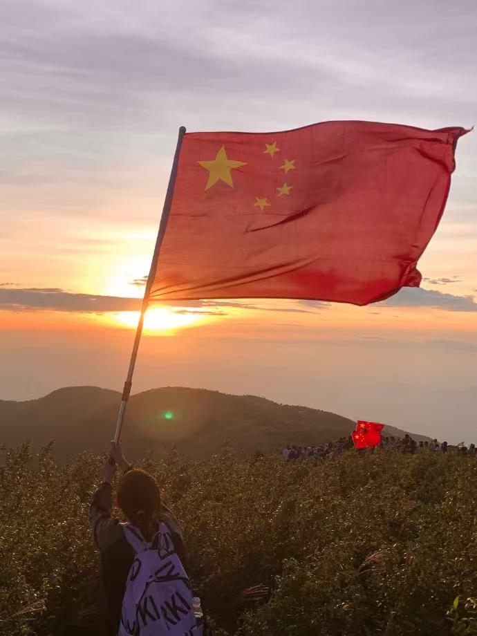 中国为什么必须强大？因为匹夫无罪，怀璧其罪。你位于北温带适合居住的地区，拥有世界