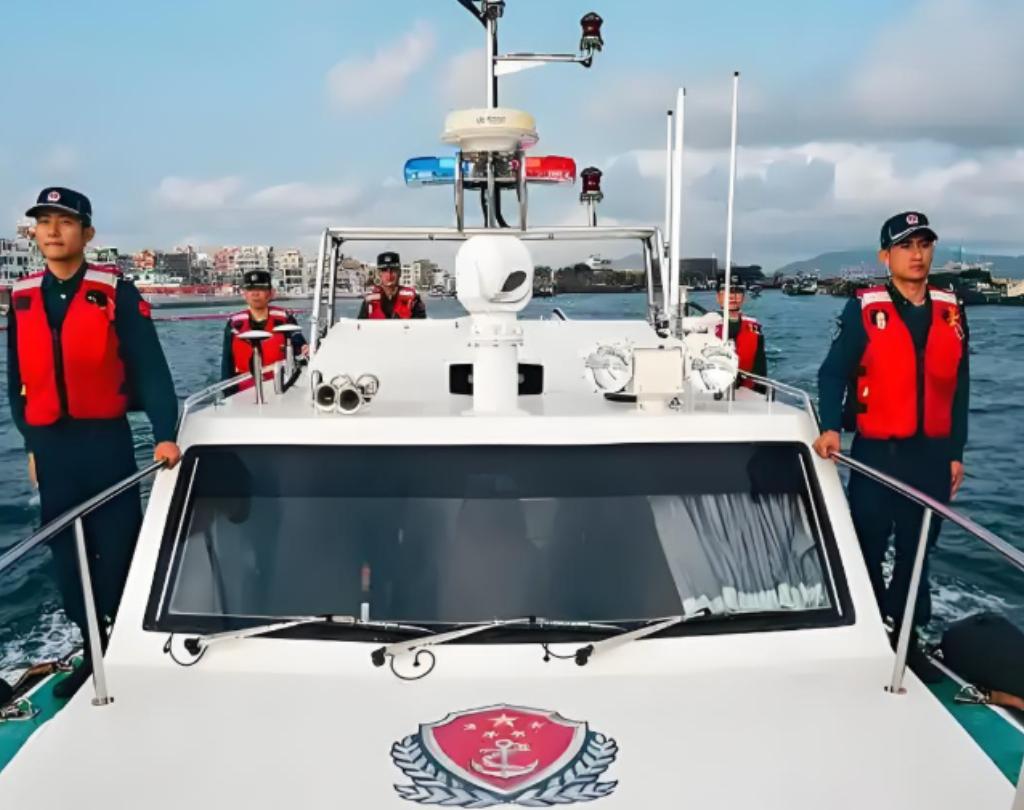 8月24日凌晨两点，北太平洋公海海域，中国海警舰艇拦下一艘正在收网的日本秋