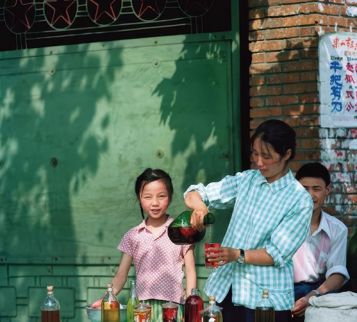你们看，这张照片拍摄于上世纪80年代，从照片里看应该是夏天，地点未知。我想问一