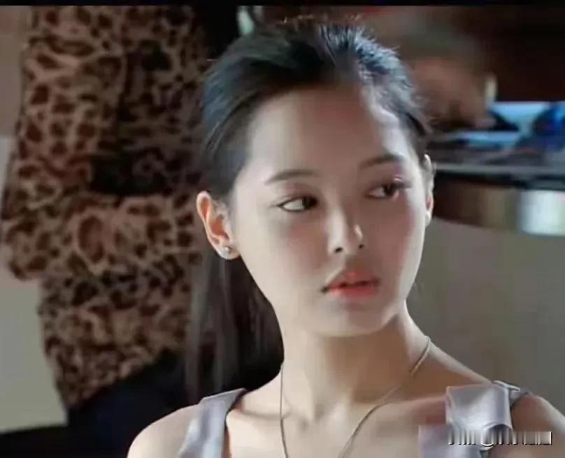 辛芷蕾年轻时候嘴巴薄薄的，精致的脸蛋都没有火，现在的厚嘴唇反而火啦。证明娱乐