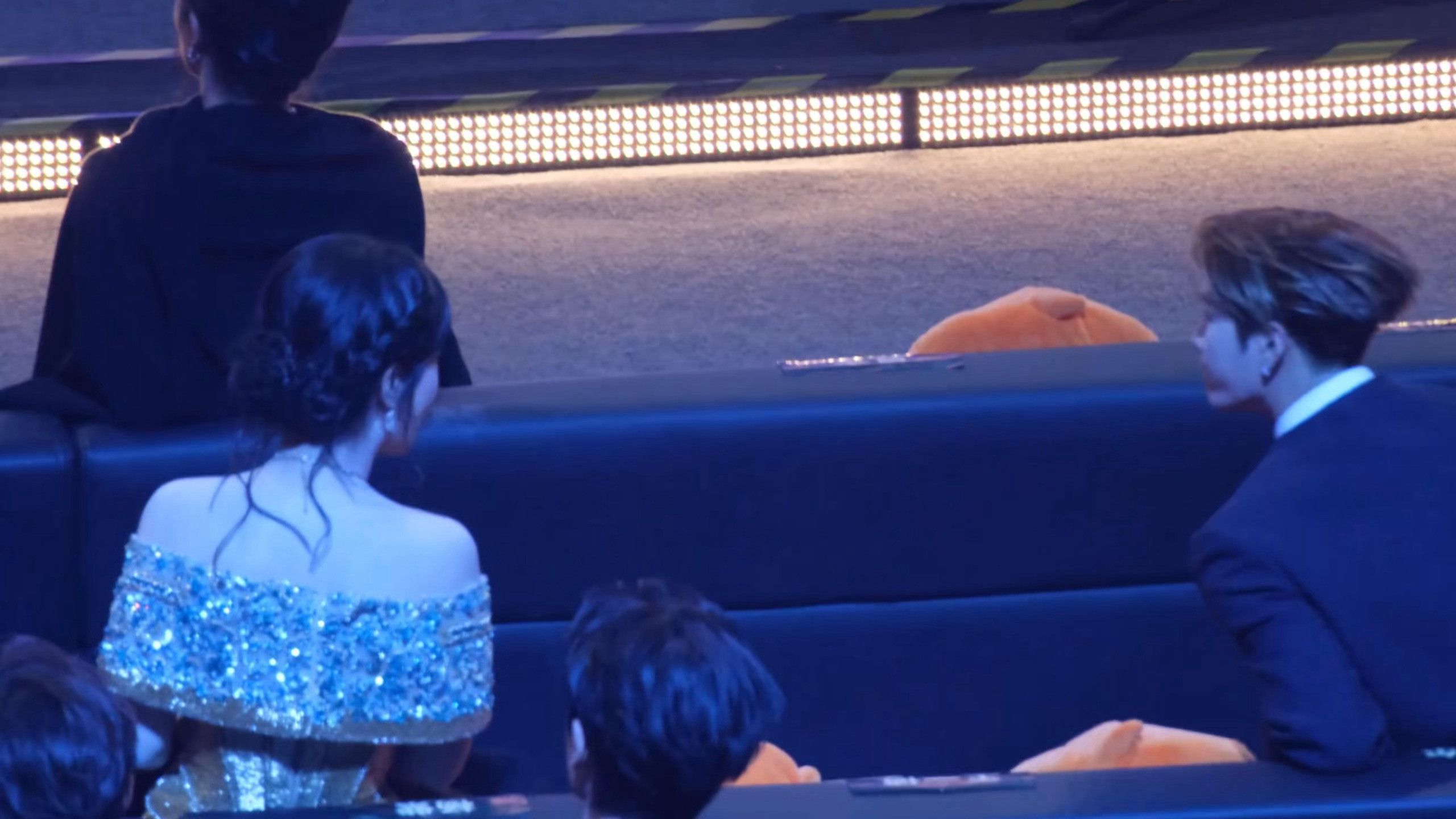 记录微博之夜我紫的social时刻和李冰冰、微博老总握手，和幂姐贴贴，和王嘉尔热