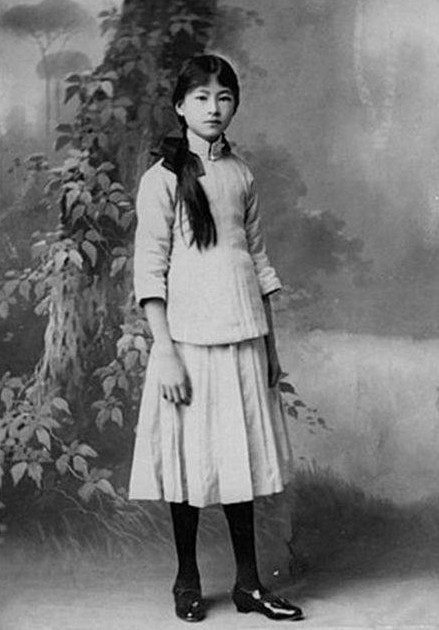 1965年，62岁陆小曼去世。翁瑞午的长女翁香光闻讯赶来，见四下无人，迅速解开