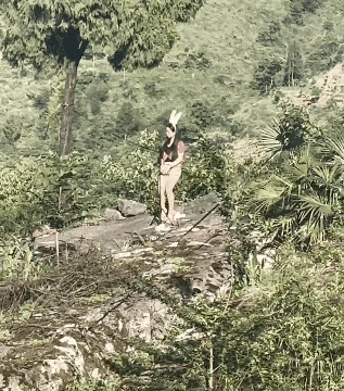 特意爬到山顶上直播是怕被人看见不好意思吗？