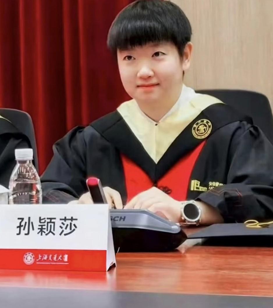 难怪孙颖莎要做人参果了不是不想出去玩而是不敢出去，因为最近她出去买点水果，以