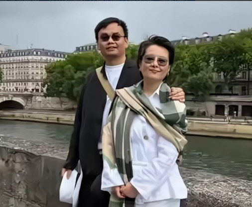 袁立和她三婚小12岁的老公去巴黎度假的照片火出圈了！53岁的她状态太逆天，虽然瘦