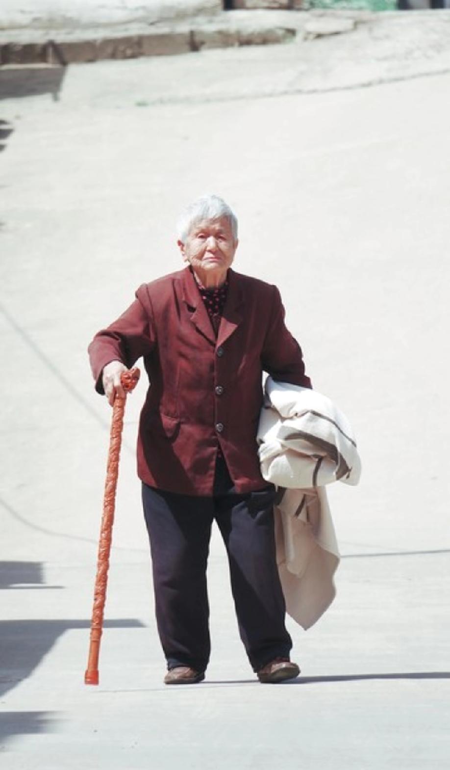 男子带93岁老母亲去要账，事先和母亲说好：到了人家家里，老母亲就往沙发上一坐看儿