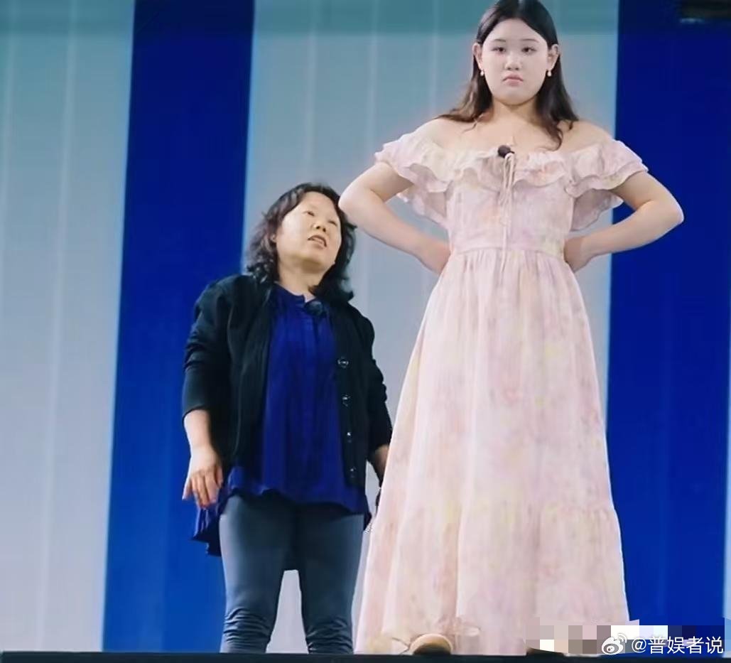 看《闺女》里张家齐和妈妈去挑战10米跳台那段，最让我难受的不是妈妈没敢走到最前面，而是她从头到尾都更