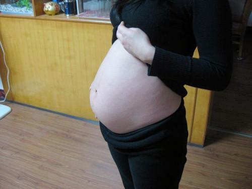 婆婆听信他人, 逼迫孕妇提早剖腹产, 看到孩子后, 孕妇心疼得流泪