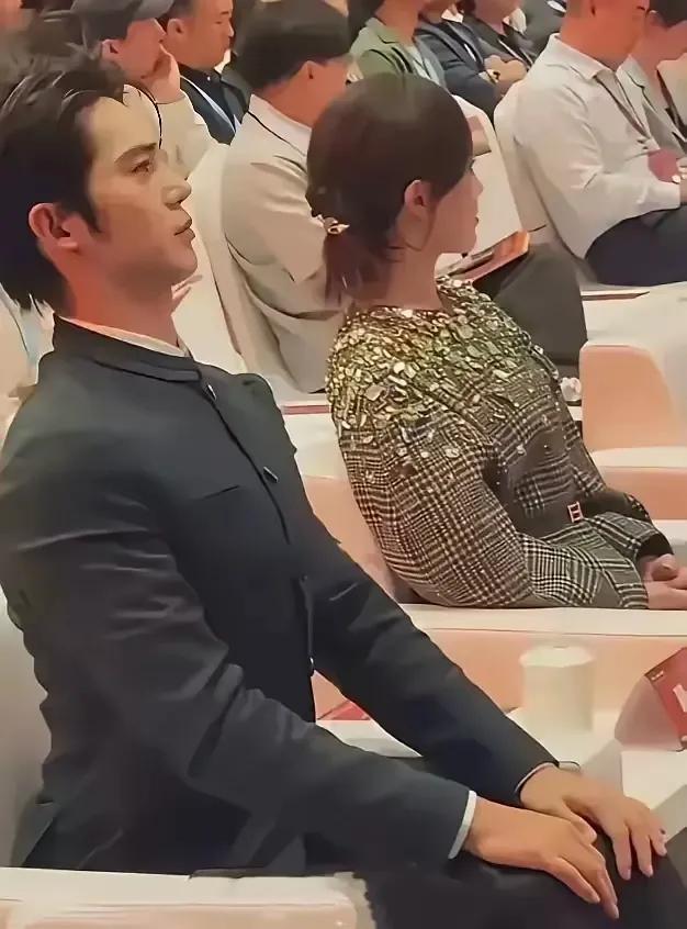 真是难为唐嫣了，忍不了一点。把于适和唐嫣安排成邻座，先不说这个咖位对唐嫣的冲