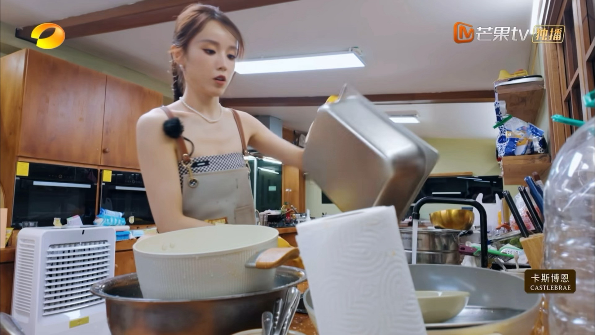 中餐厅给张雅琪配了时钟后期刷到这段，我第一反应是：真人秀的后期，早就不只是“修