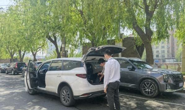 丽江男子为赶飞机预约了一辆网约车，可是到了约定时间，司机电话不接、短信不回。眼看