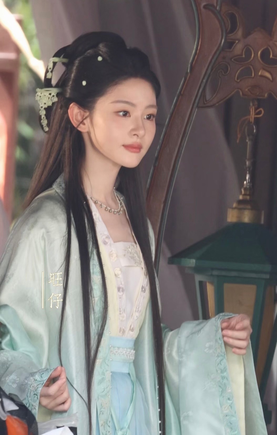 ？这居然是赵晴，漂亮了好多…感觉和为有暗香来时期完全不像了，上镜了好多，有女主相