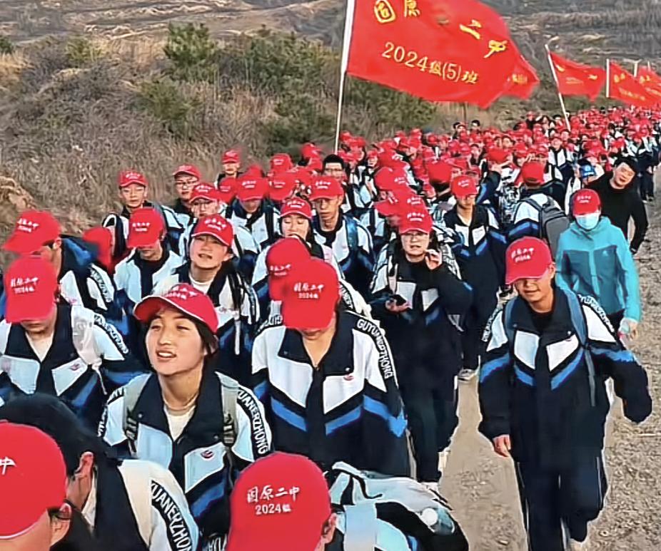 3000多名师生徒步百里祭奠英烈，这原本是给学生上的生动一课，没想到还是引来了网