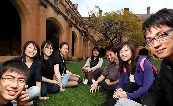 留学生的反华情绪为何越来越严重？因为好不容易和白人混在一起，结果发现白人不吃香了