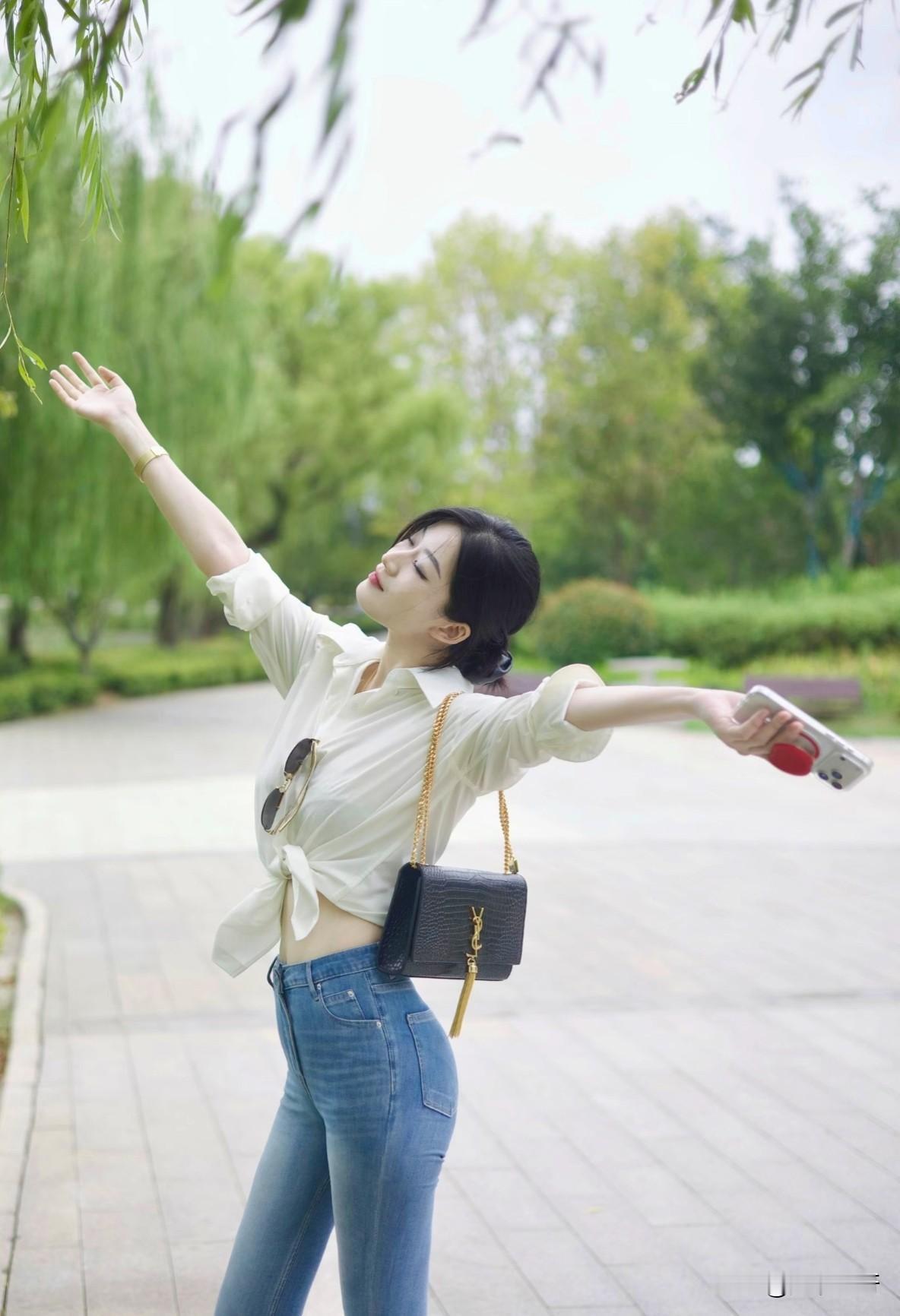职场精英气质女神如何搭配时髦修身牛仔裤?
