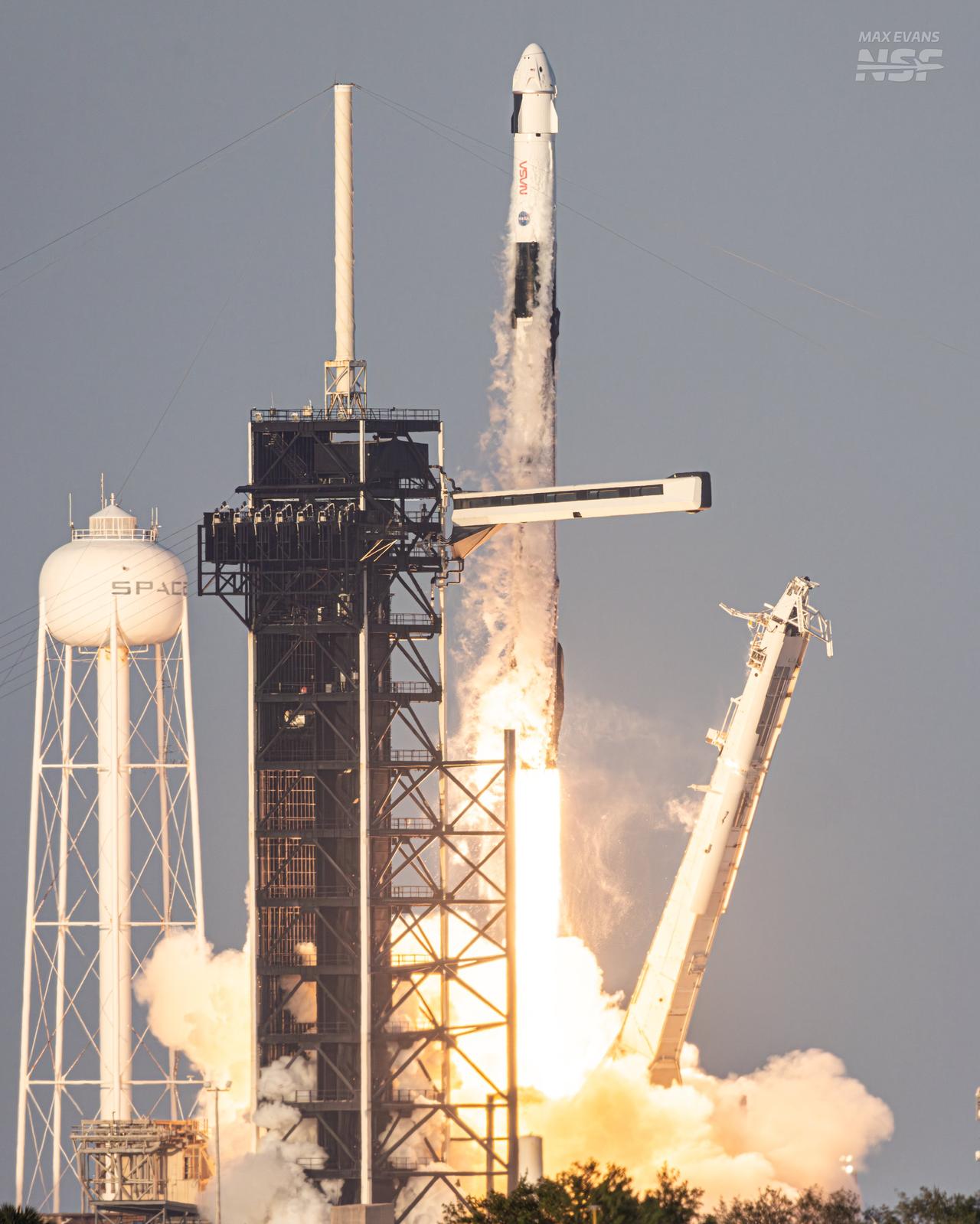 被困太空9个月的宇航员这次真的要回家了。今天早上，龙飞船再次点火升空，把四名宇航