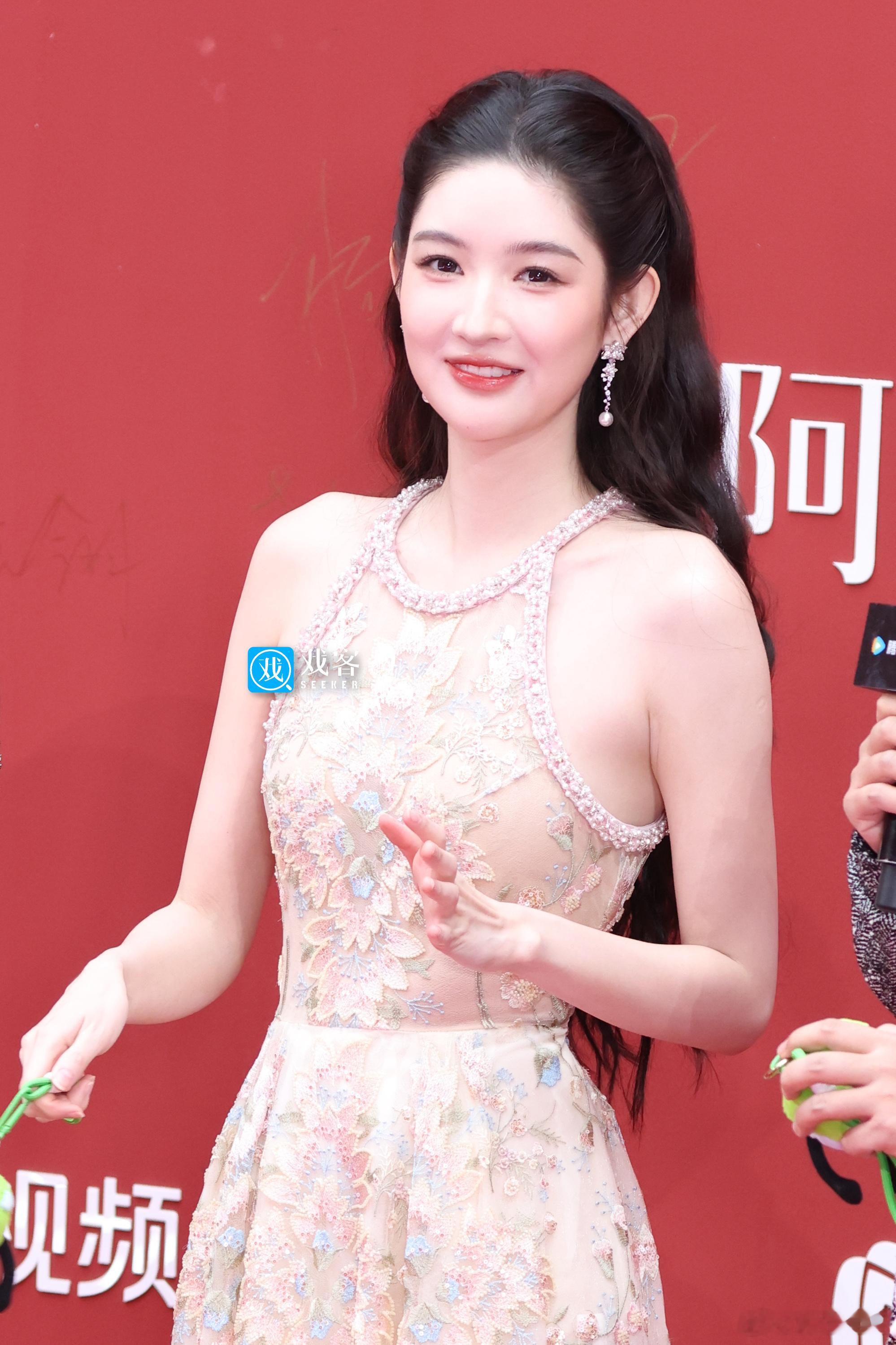 王玉雯稳得不像第一次主持王玉雯今日生图