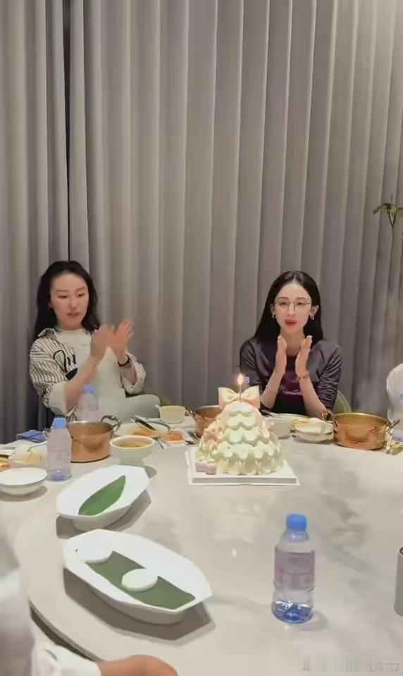 古力娜扎火锅店吃火锅庆祝33岁生日，这状态真好，撩发动作封神。​​​