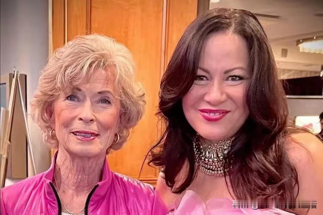 传奇之后:李小龙家人现状大揭秘李小龙的妻子琳达·埃莫瑞已过80岁了，目前居住