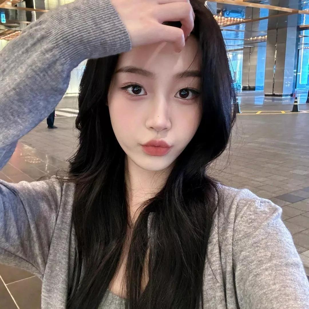 温柔气质女孩，灰色毛衣配深色口红，美到心尖尖💕灰色针织穿搭棕色毛衣穿搭灰色