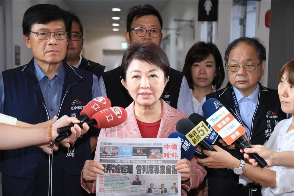卢秀燕手持“中国时报”抓毒油门神！卢秀燕展示的这份“中国时报”的报道内容是“