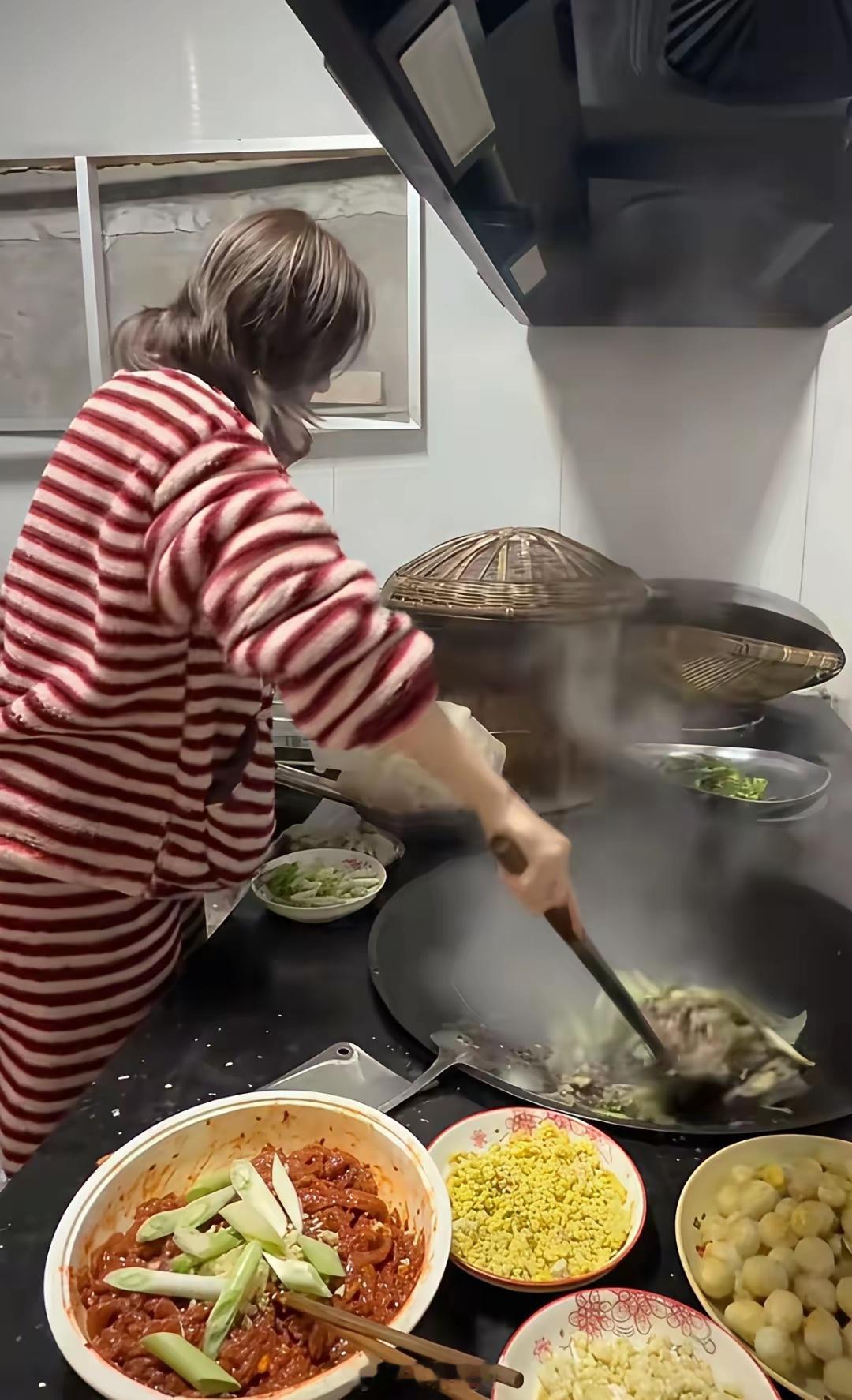 我是越来越搞不懂李亚鹏前妻海哈金喜了！回四川老家过个年，不仅穿大棉袄到处晃，还在