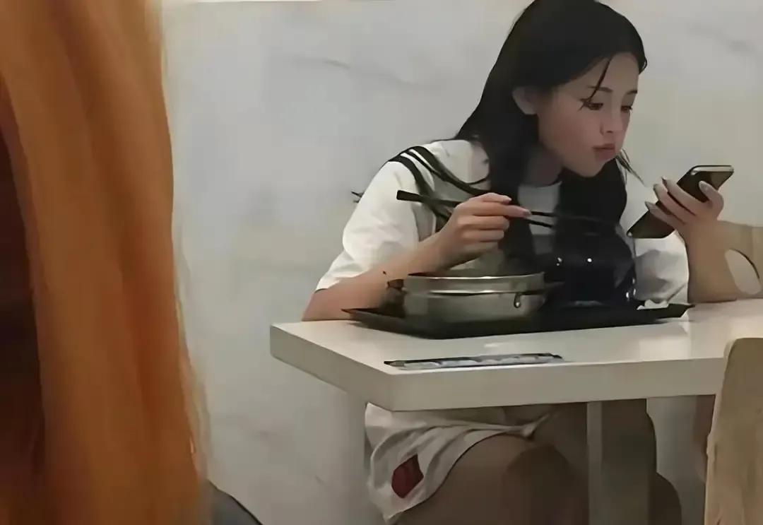 杨超越七年前还在嘉兴端盘子，晚上挤在出租屋开直播，一个月几千块。转眼她站上上海