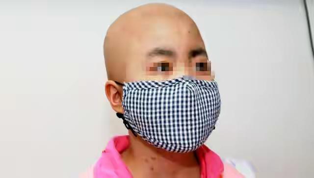 “妈妈，我腿疼”——9岁男孩一句撒娇，揭开最温柔的生死暗语1️⃣把镜头