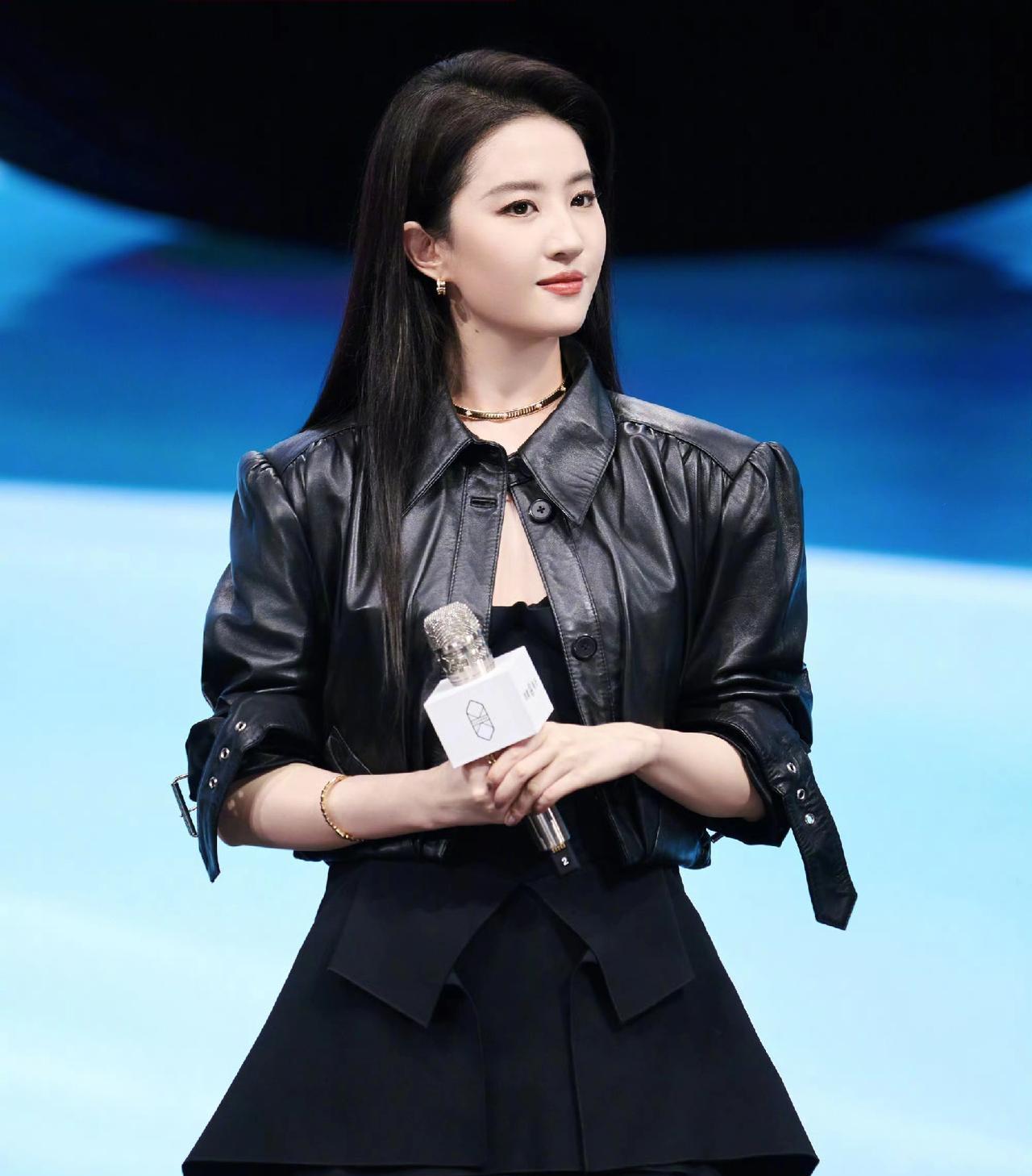 刘亦菲是什么级别的美女，看她从来不控图就知道了。汽车发布会当天，到场的大部分都