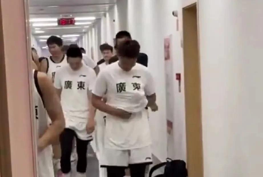 广东队全运会阵容出炉，争冠阵容！近日，广东男篮刚刚结束了一场全运会热身赛，对阵
