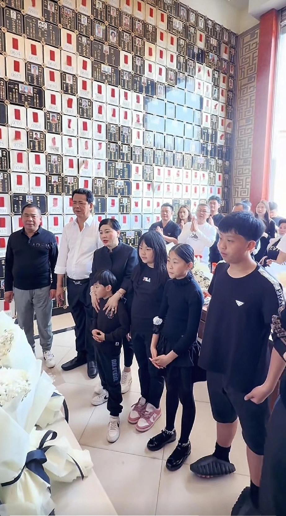 蔡天凤母亲五姐，还是穿金戴银提奢侈品包包，一看就是富婆！近日，蔡天凤母亲五姐