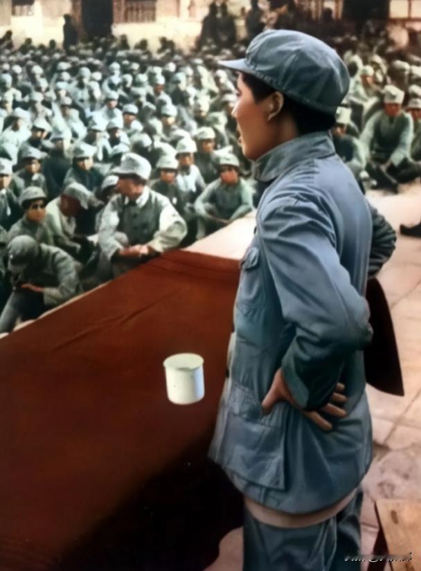 1938年，毛主席在抗大作报告，摄影师徐肖冰进场晚了，人挨人，他找不到好位置，只