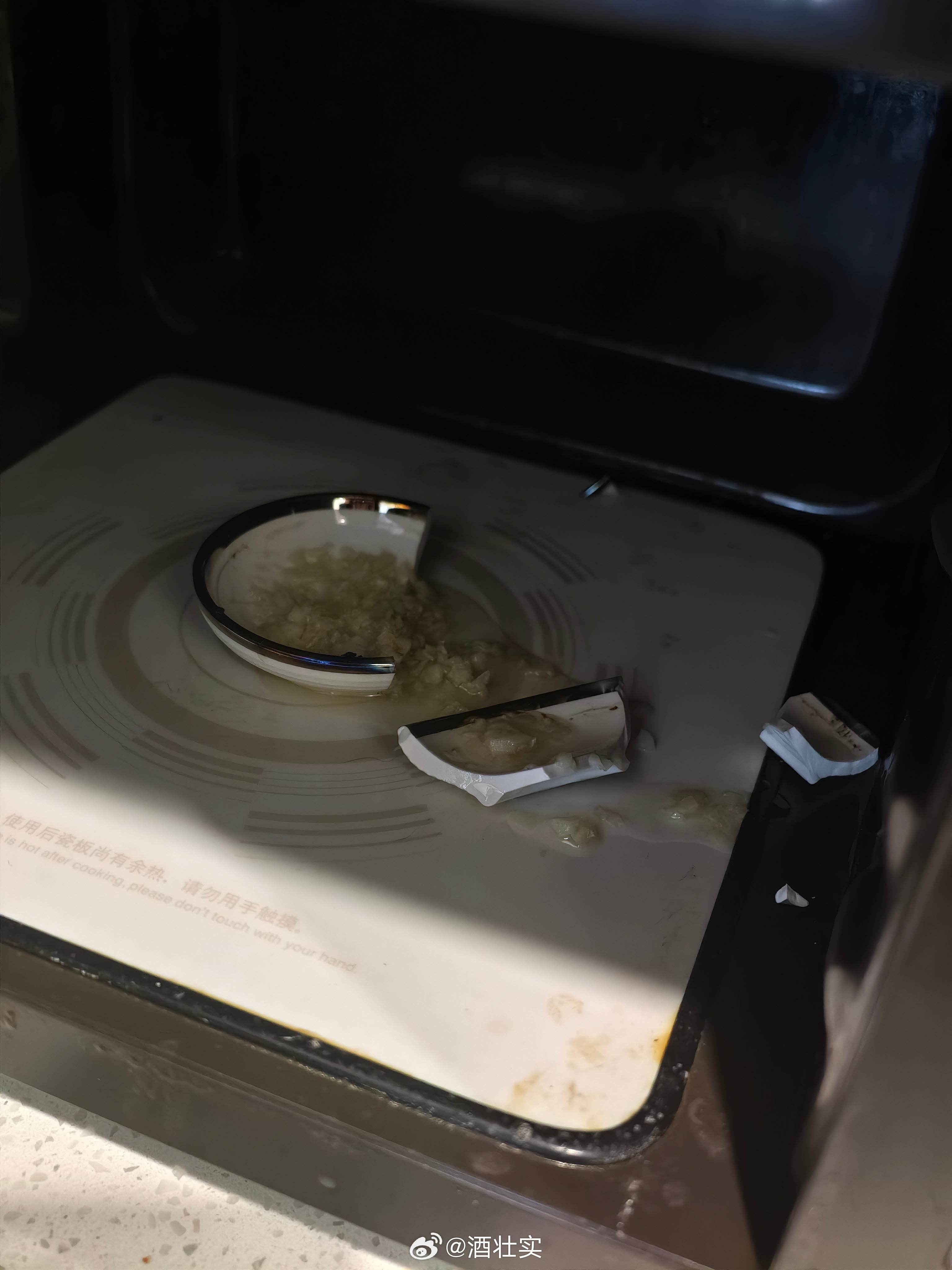 自制菜→黑芝麻小米辣拌芹菜叶大厨今天也是百密一疏，用了不能进微波炉的味碟做蒜头