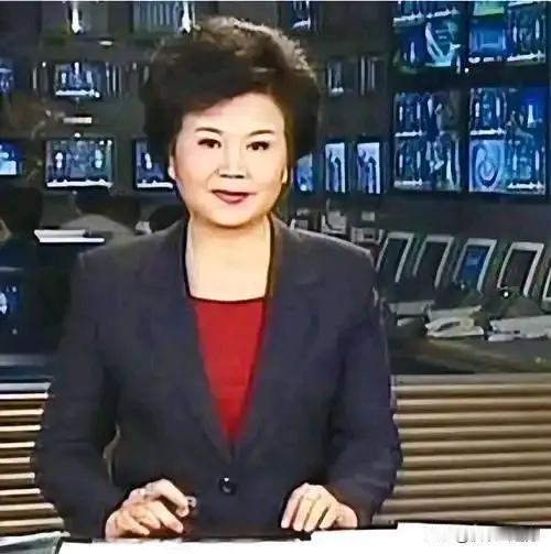 差点没认出来！79岁邢质斌罕见露面，满头银发、身材圆润，要不是椅背上印着名字，真