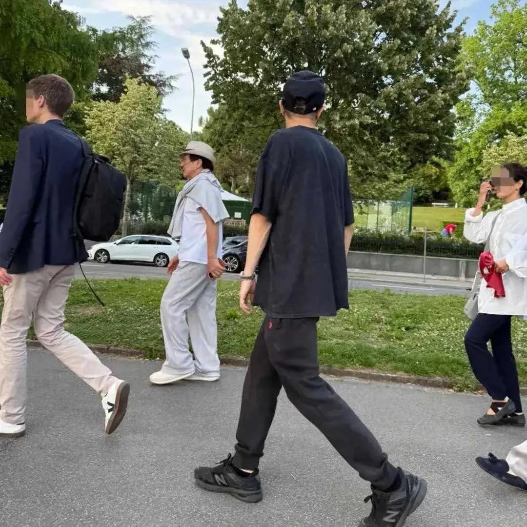 成龙带房祖名现身瑞士，父子同框引关注！近日，有网友在瑞士日内瓦湖偶遇成龙，