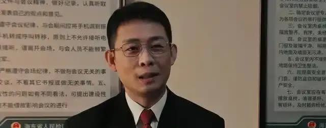 张译，越来越看不懂他。说他演技不好吧。你看他这次演的洪亮，表面是个职场老