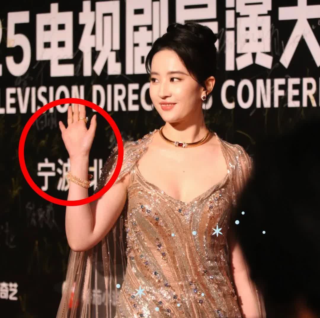 华表奖所有女明星估计都气的牙痒痒了​不是因为自己没有获奖，​也不是自己的