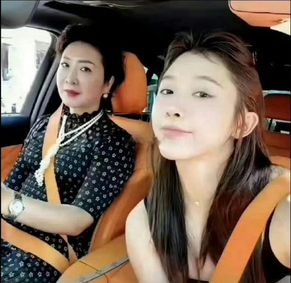吴艳妮与妈妈，25年前vs25年后​​​