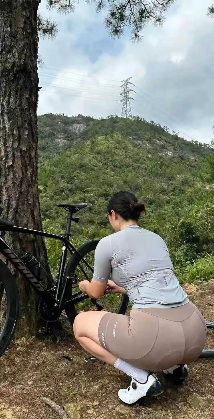 女士骑车子上下班，现在很少了，我在单位的时候，我们单位有一位女士，每天骑行10公