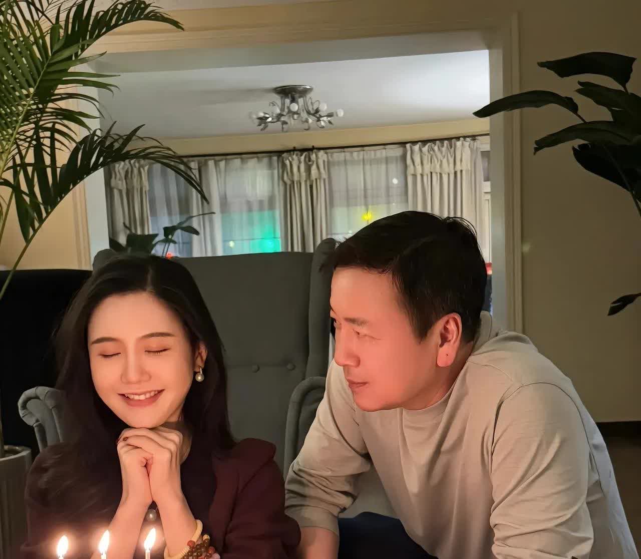 赖文峰的深情演给了谁？杨钰莹生日满房鲜花身边无一人，楚玲生日那天，赖文峰深情