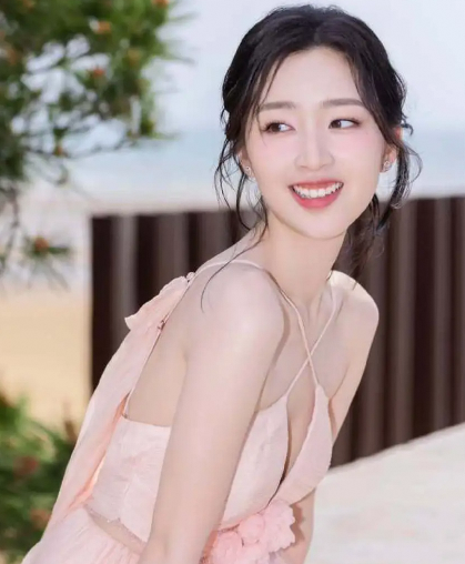 邓恩熙营业照释出，粉色纱裙变身水蜜桃少女