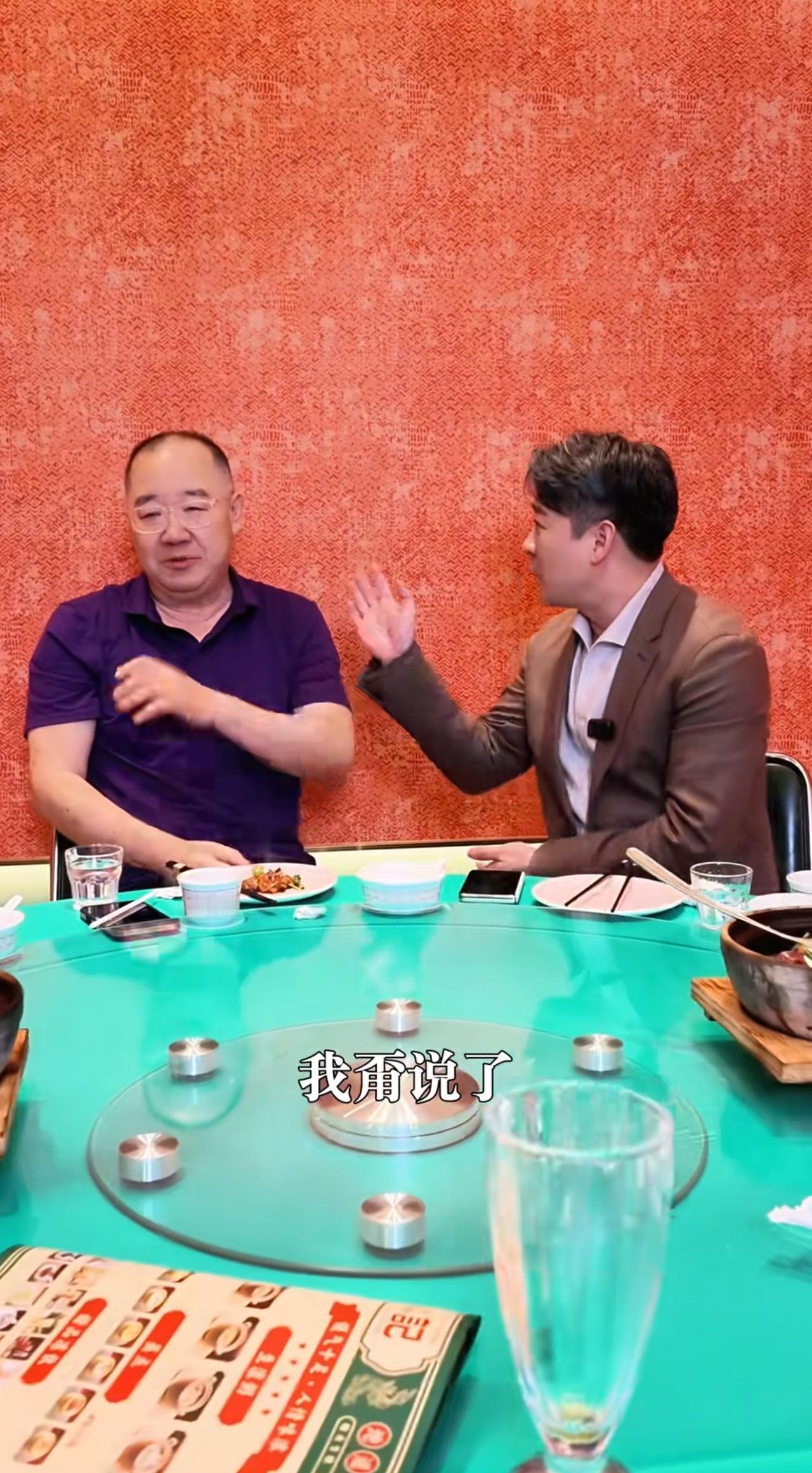 最近曹云金在自己的饭店宴请了知名导演英达，两人私下相聚氛围特别融洽。英达品尝菜品