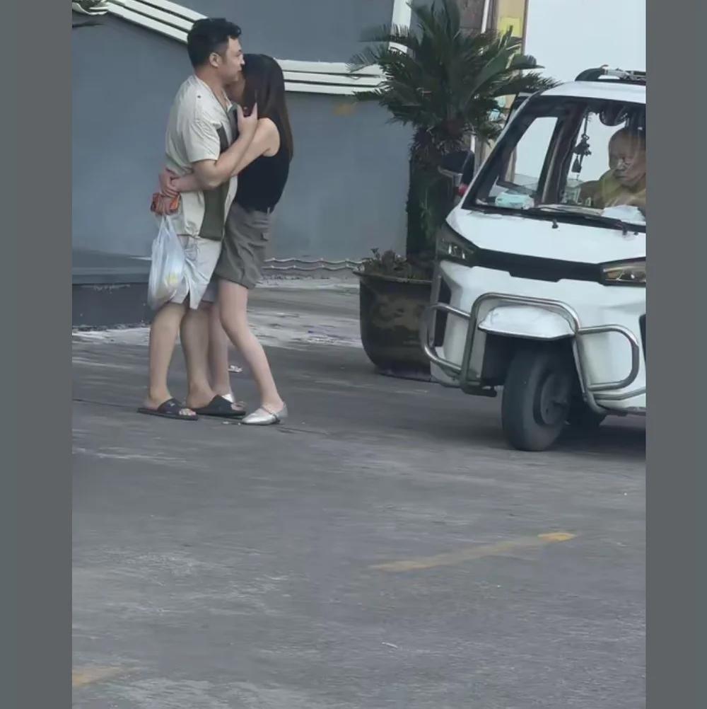 注意看三轮车里大爷的眼神