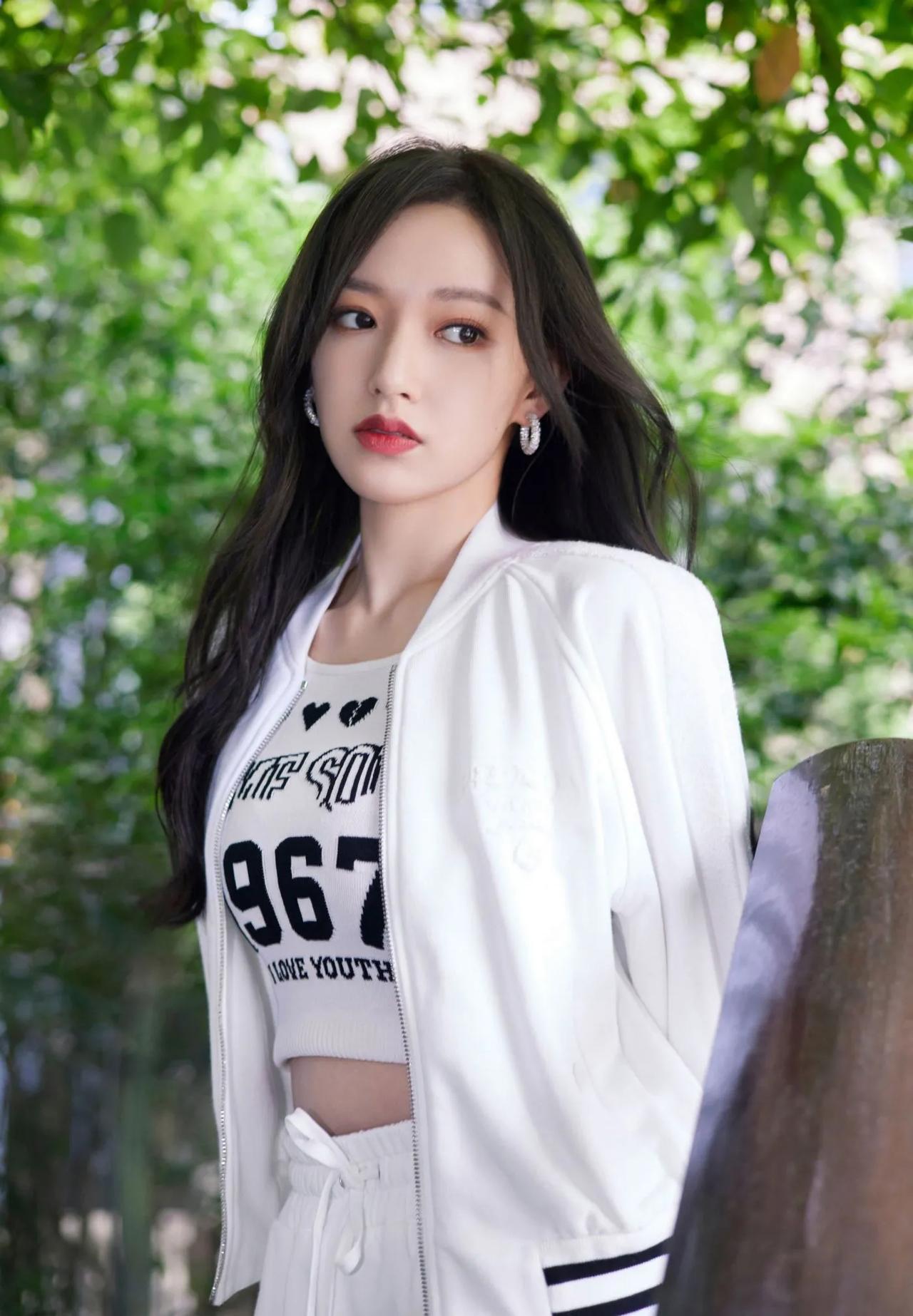 程潇美图分享，休闲自然，优雅美丽程潇程潇美女程潇演技程潇写真程潇壁纸