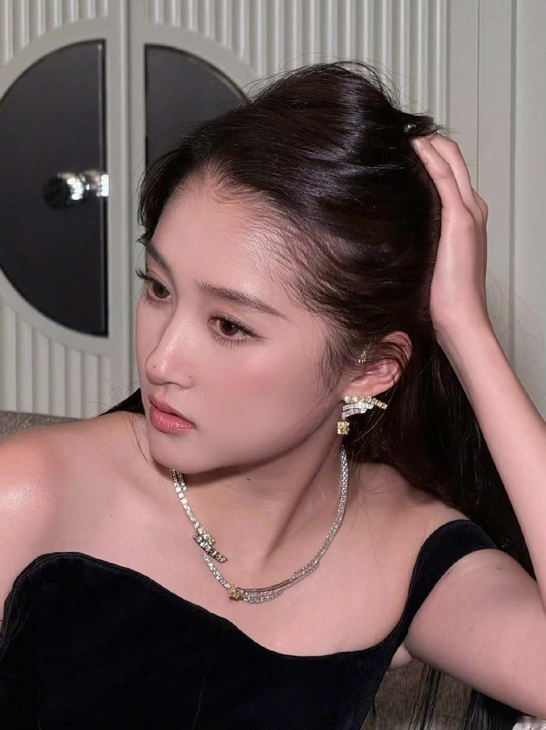 太喜欢这绒毛发际线了像小豹子🐆（野生但血统很高贵的….​​​