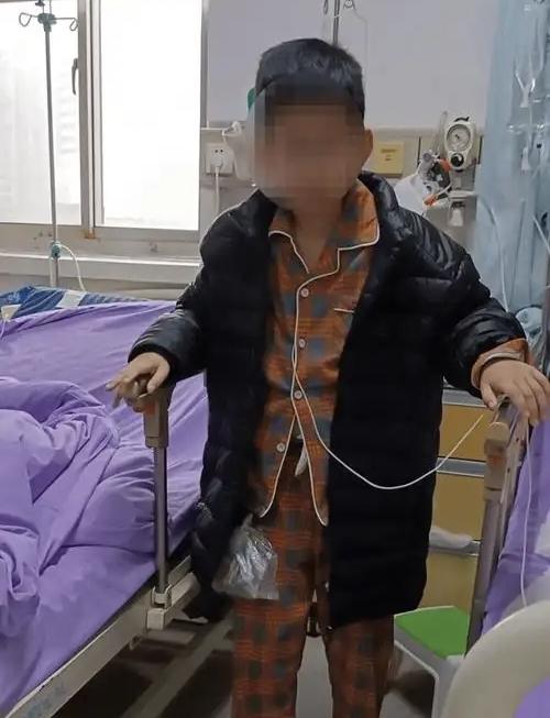 山东10岁男孩小烨在校意外受伤后,被成武县人民医院诊断为腹腔肿瘤。手术过程中,因