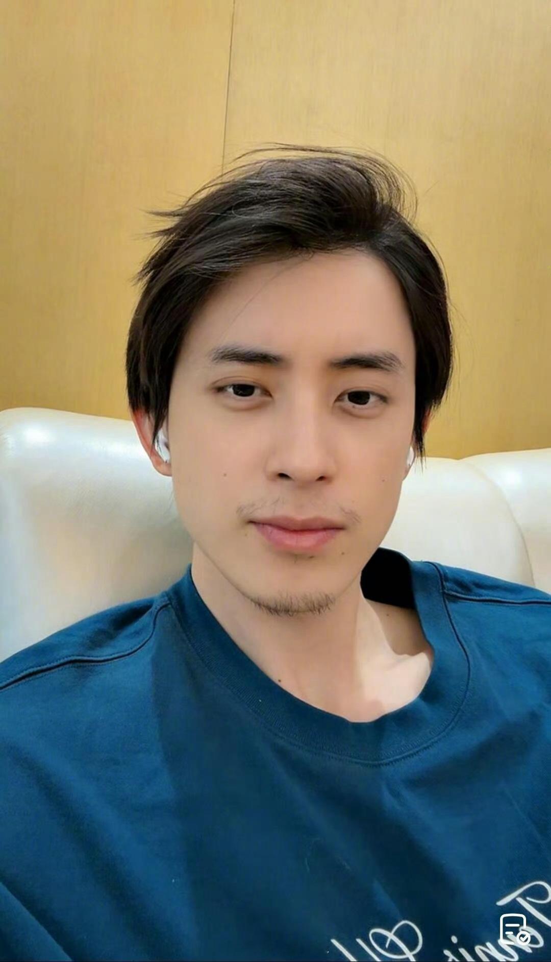 敖瑞鹏直播直播截图留胡子有不一样的帅气，宽松短袖好松弛！聊到肠胃在直