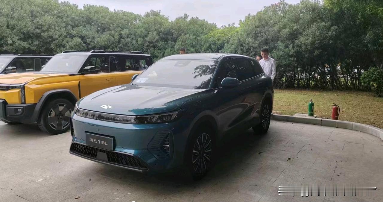 奇瑞风云T8L的无伪试装车首次“素颜出镜”，被人来了个45度特写。这模样可比鱼雷